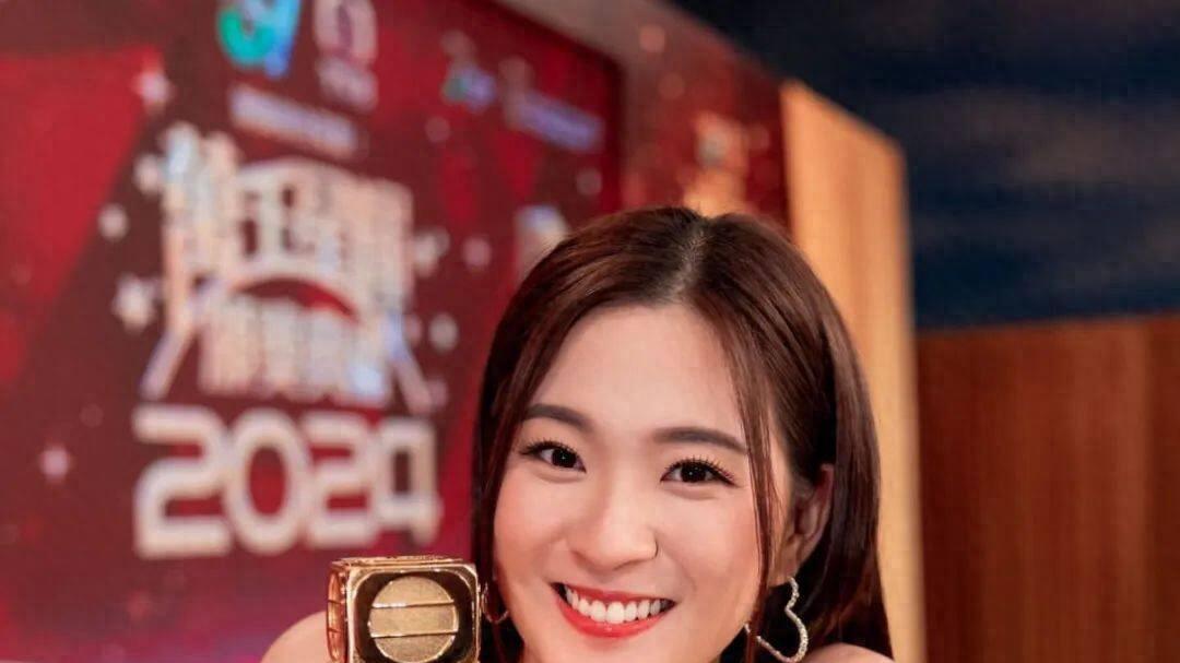 何依婷大肚现身依然索爆~寿星女幸福满面，“绯闻男友”到场实锤恋情？