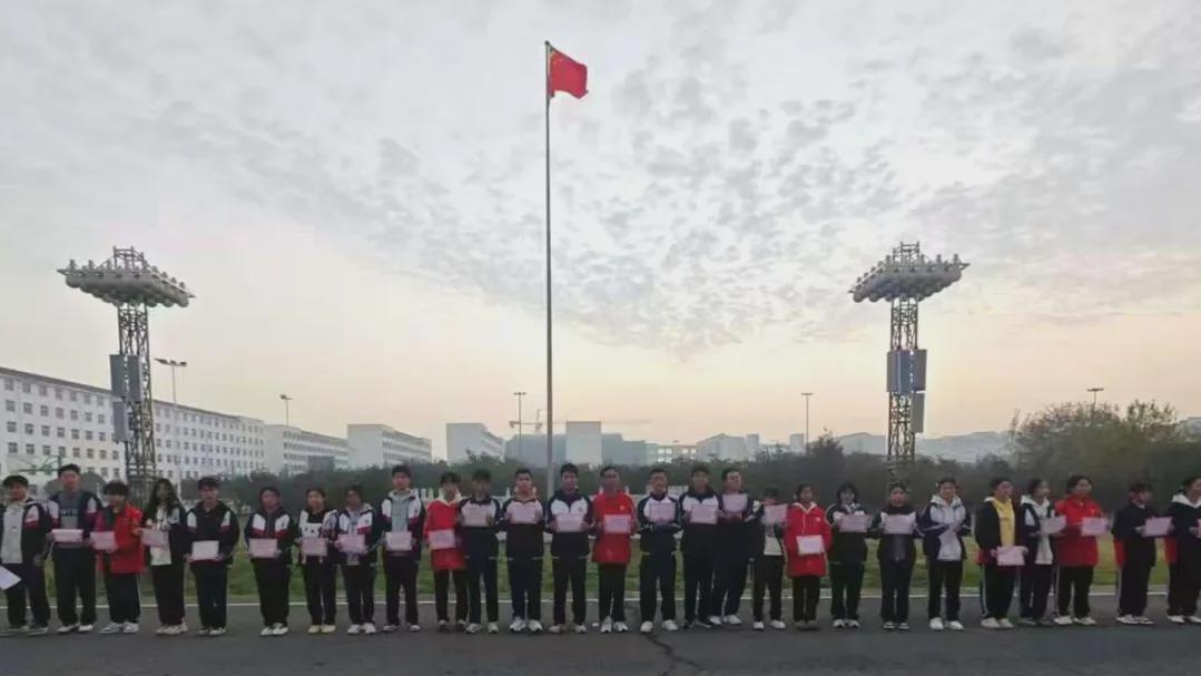 淮滨高中：国旗飘扬砺壮志 青春聚力启新程
