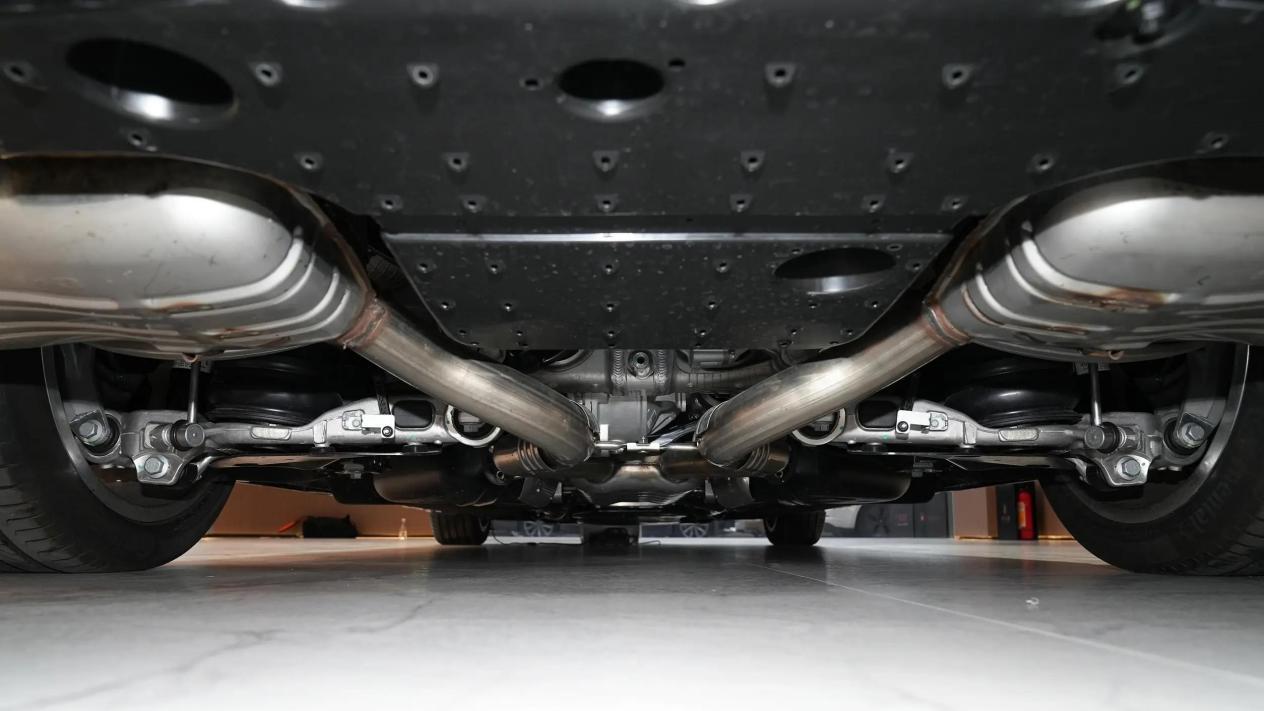 国产豪车终于发力！车长超5米3，4.0T V8+行政四座，对标迈巴赫S级