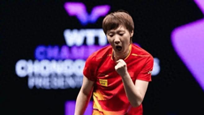 王曼昱40战胜孙颖莎后喊话球迷引争议，伤病退赛后队友举动彰显队友情深