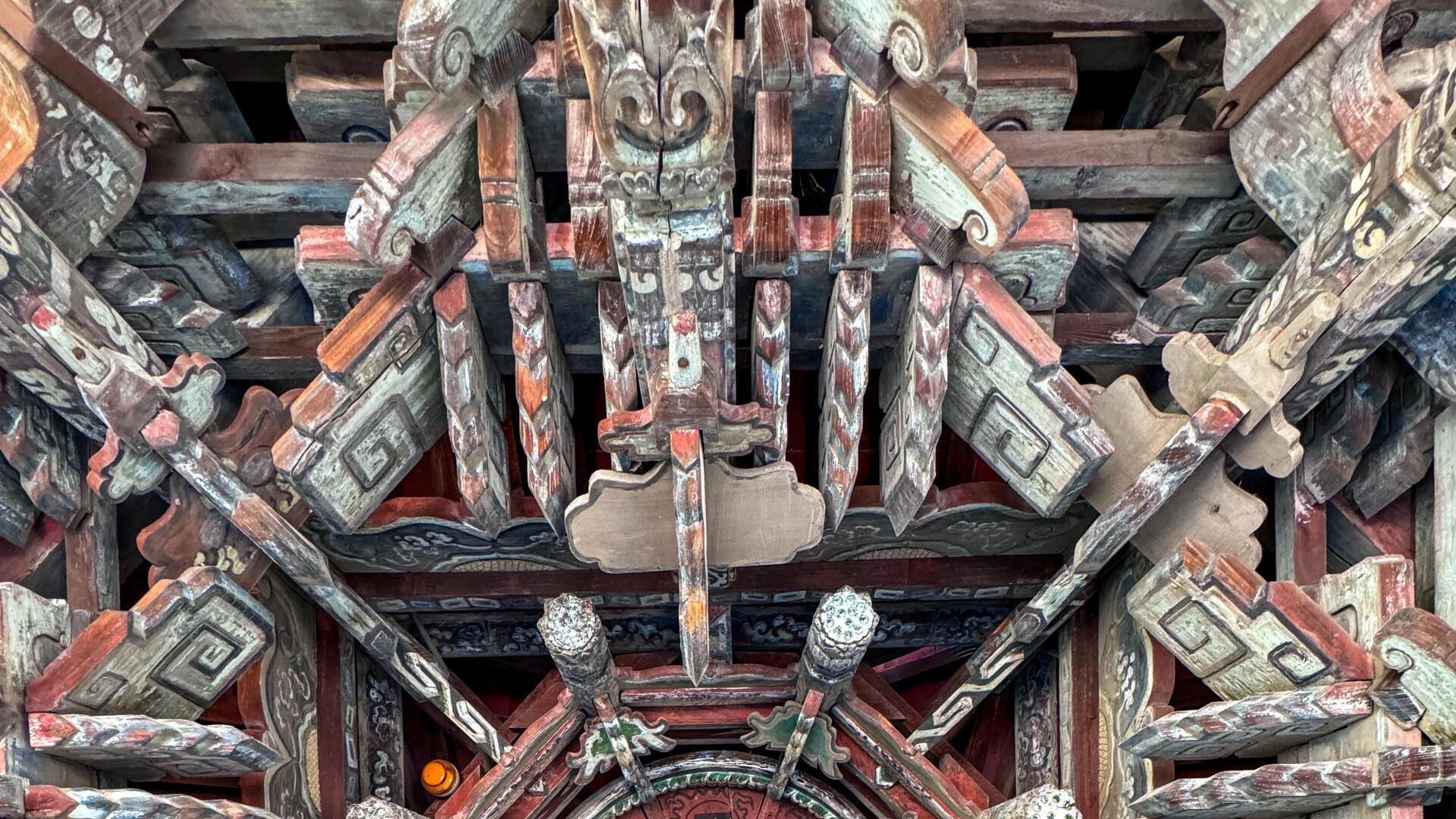 山西临汾藏着座“限时开放”的古建，我守了3小时，终见全国罕见的八卦藻井