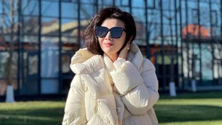 女人年纪大了，冬天穿衣请记住：衣要合身、裙长过膝，戴帽更洋气