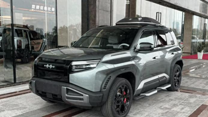 方程豹钛3实车曝光，配天神之眼 车载无人机，能提前锁定爆款？