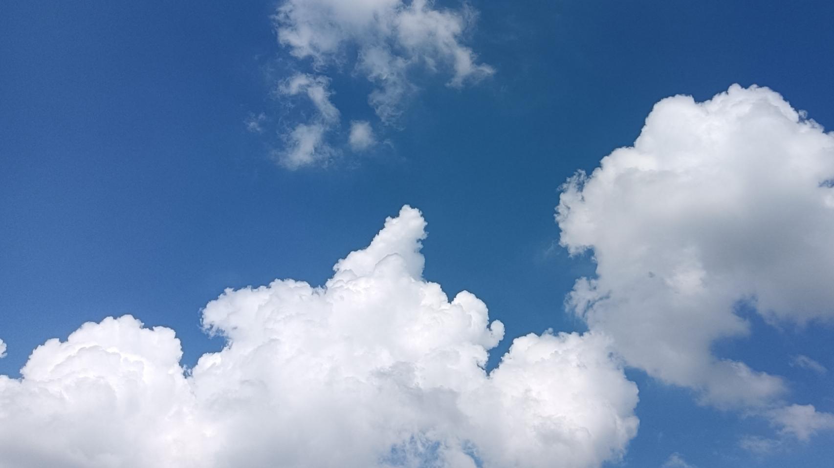 每次看到这条横幅，都希望会有更多的地方为原民办代课教师办实事