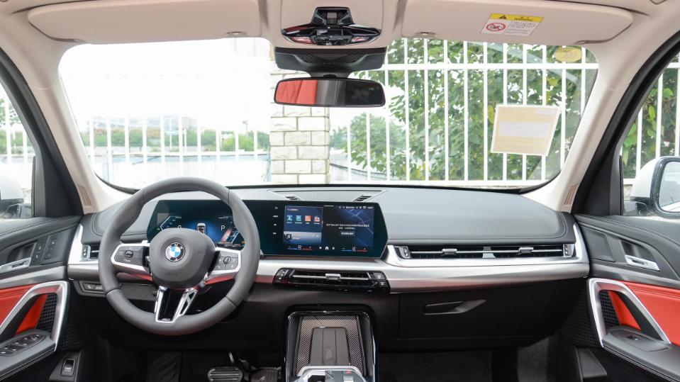 选择入门版也可以，宝马X1提供丰富选装配置，标配2.0T动力