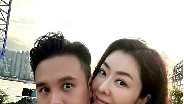 45岁熊黛林现身珠海，和家人去飞船乐园，打扮朴素，身材比例超好