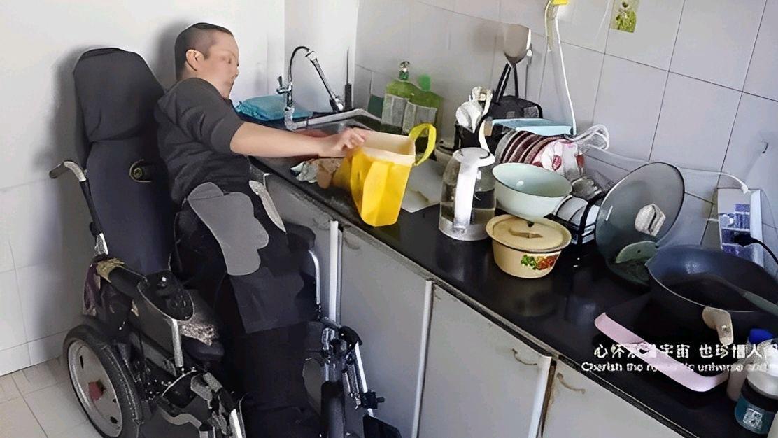 2008年，黑龙江一男子只有双手能动，却还要照顾瘫痪在床的父亲