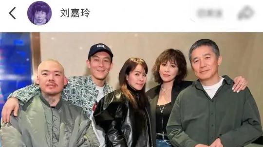 刘嘉玲亮相陈冠希潮牌聚会，梁朝伟被爱妻挽着，搓手指显腼腆神态