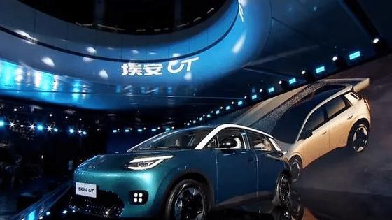 5.48万起的小车竟如此硬核？车主：被36吨搅拌车夹击还能开门逃生