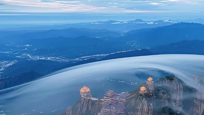 岑巩日出云海淌成河，村庄躲雾里像遗落仙境