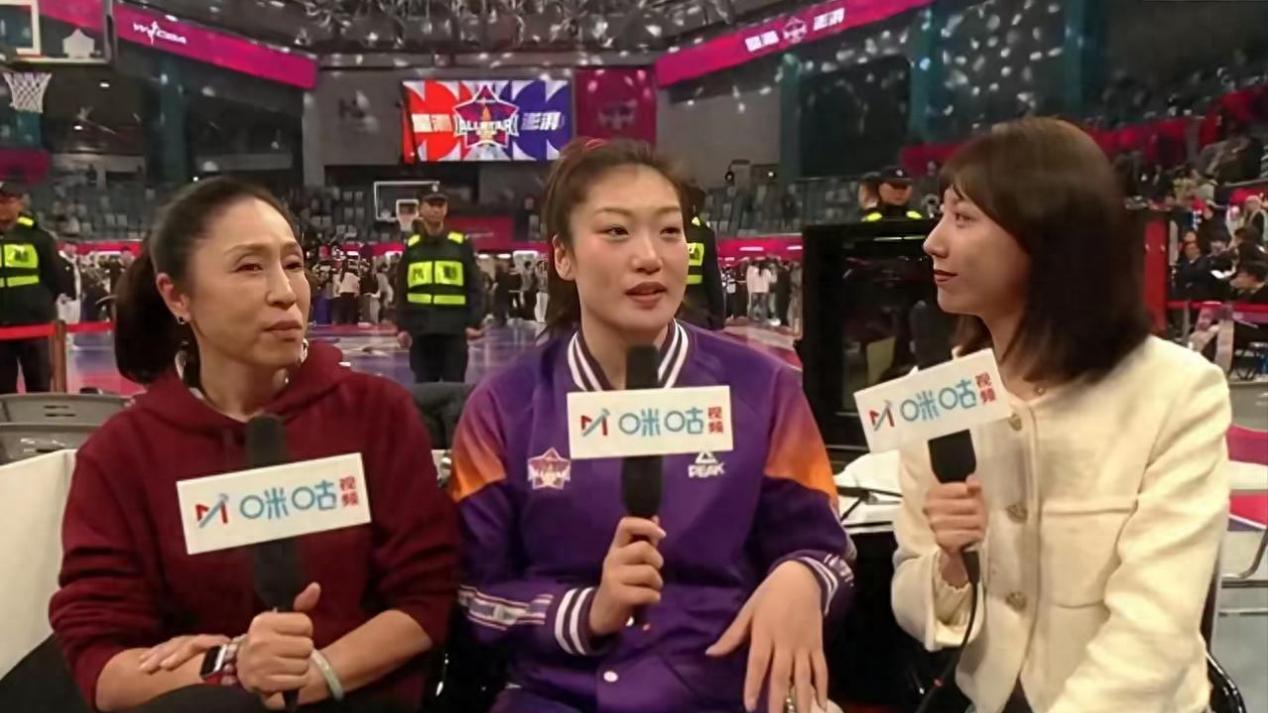 时隔半年，女篮李梦和郑薇首次相聚，感慨物是人非事事休！