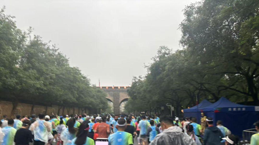 年近半百跑全马 西马算是给了老汉跑渣一个好交代