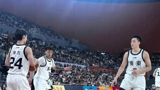 广东队击败了美国肯尼哈奇队：徐杰14分，焦泊10分