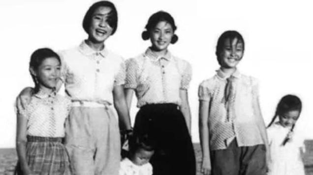 17岁嫁54岁老将军33年怀孕16次，却只留下6女儿，逝后葬入八宝山