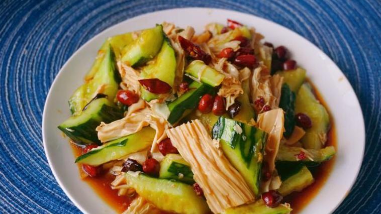 端午佳节推荐菜单：3道热菜、2道凉菜、1道汤，色香味俱佳
