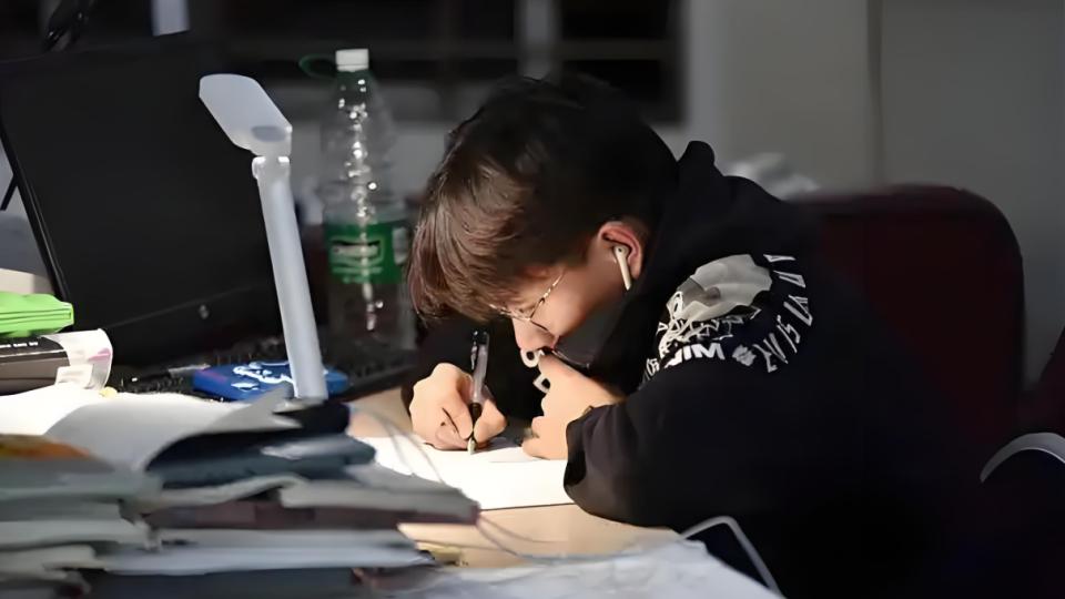 高中的儿子问，妈妈学历那么贬值，我为什么还要参加高考？我这样回答。。。