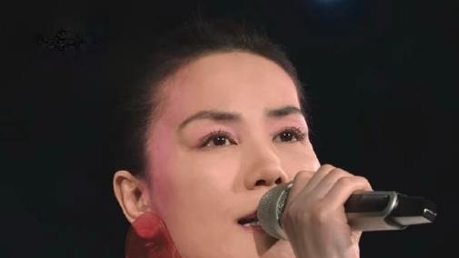 从发际线腮红到双手合十，歌手王菲春晚深情演唱，好温暖好感人