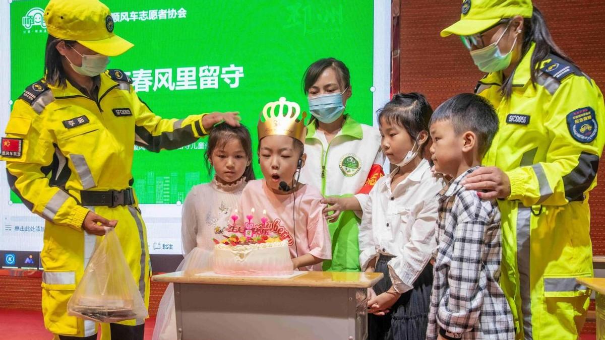 邳州公益顺风车平安志愿者为困境儿童点亮前行之光