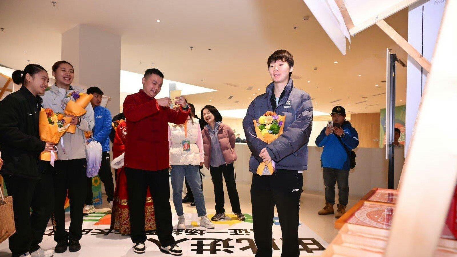 今日王曼昱现身社区国球活动，分享最新动态。