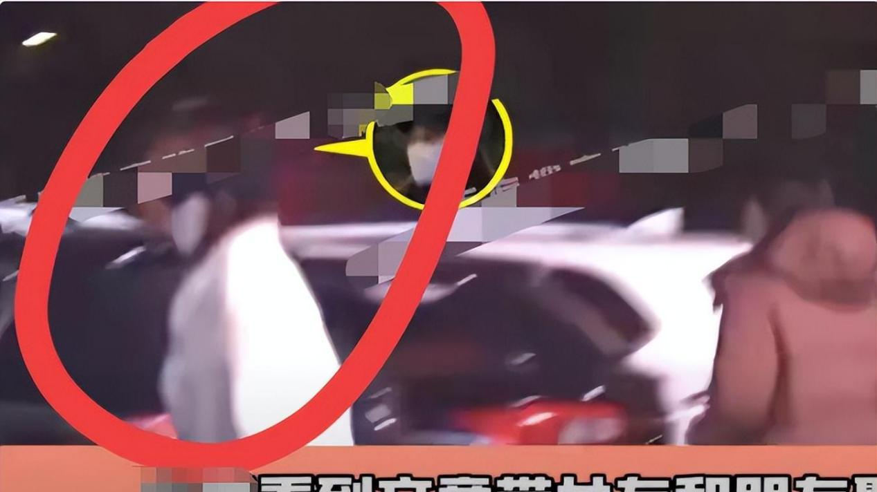 文章带着新女朋友外出就餐，网友称好漂亮，大女儿也曾经见过面