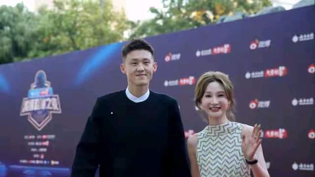 CBA模范夫妇！17岁恋爱，至今恩爱，妻子颜值身材兼备，令人羡慕