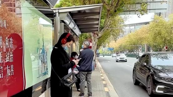 袁立和殷桃同吃街边摊，一个矫揉造作明星架子足，一个朴素自然太真实