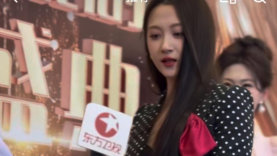 关晓彤后台金句引爆热搜！黑色西装+十级冲浪操作，网友：这波拿捏了！