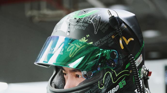 王一博 GTCC 季前热身赛直播：速度与意外交织，85 号平安归来