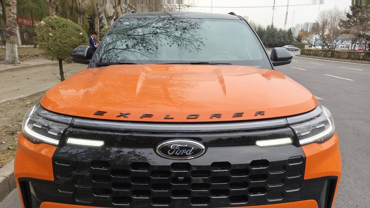 普拉多塑料感满满，跟探险者完全不是一个档次的