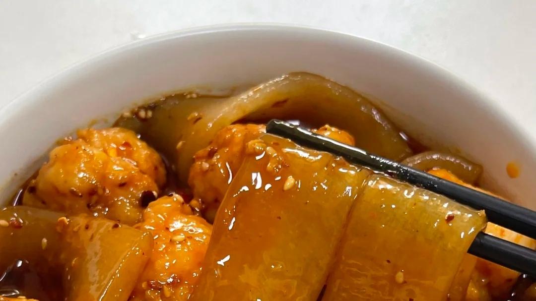 "麻酱虾滑宽粉暴击！这碗黏糊糊的快乐谁懂啊？"