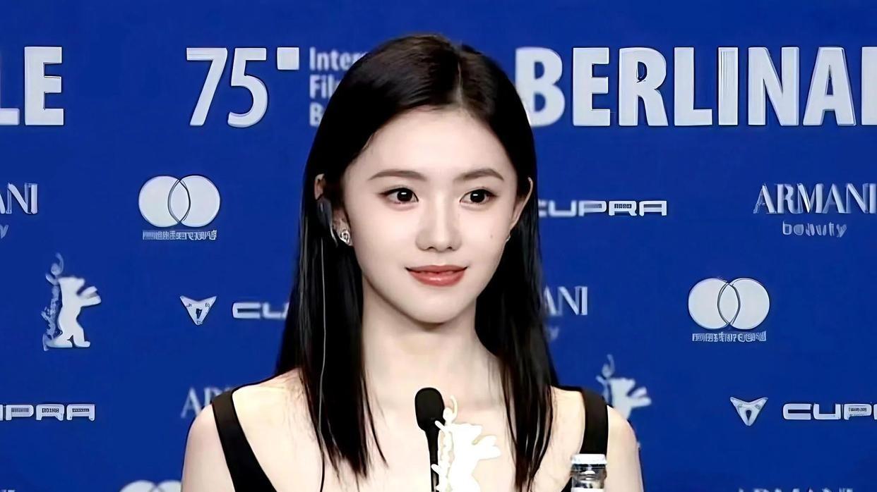 清纯与野性碰撞，00后小花柏林争艳，谁更胜一筹？