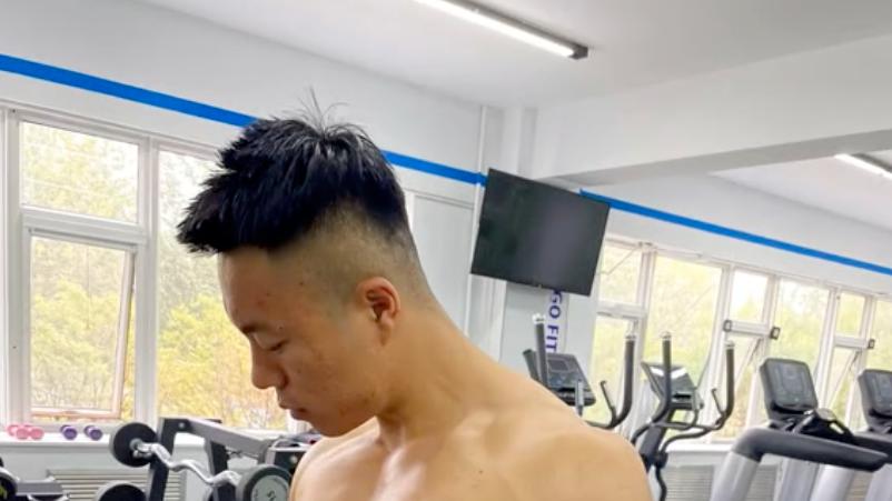 北京肌肉壮男湿身直播被曝光，公狗腰好可