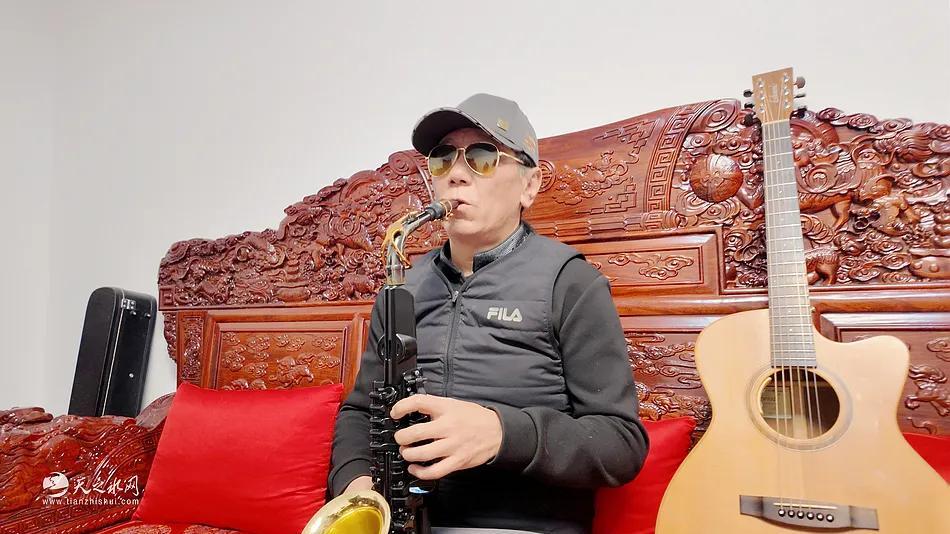 中国指弹吉他大师高君阔别四十载重返天水，与故乡乐迷共谱音乐之夜