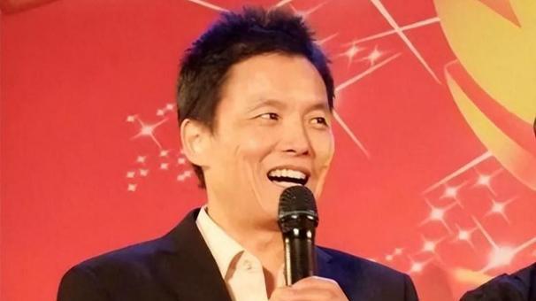 67岁相声大师移居海外，洋妻小他30岁生一屋混血女儿，现过得如何