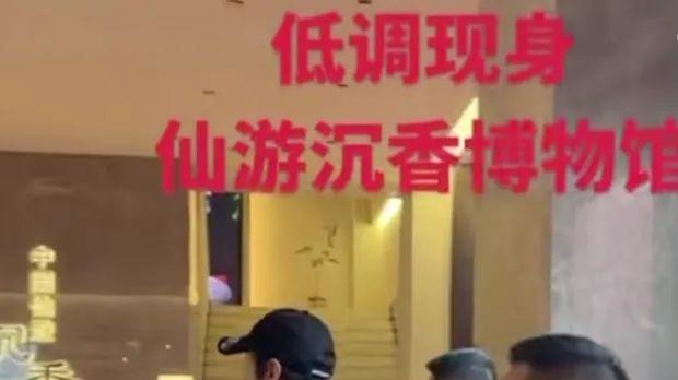 黄晓明的新穿搭被嘲“网红品味”，杨颖跟小海绵的照片也惹来争议