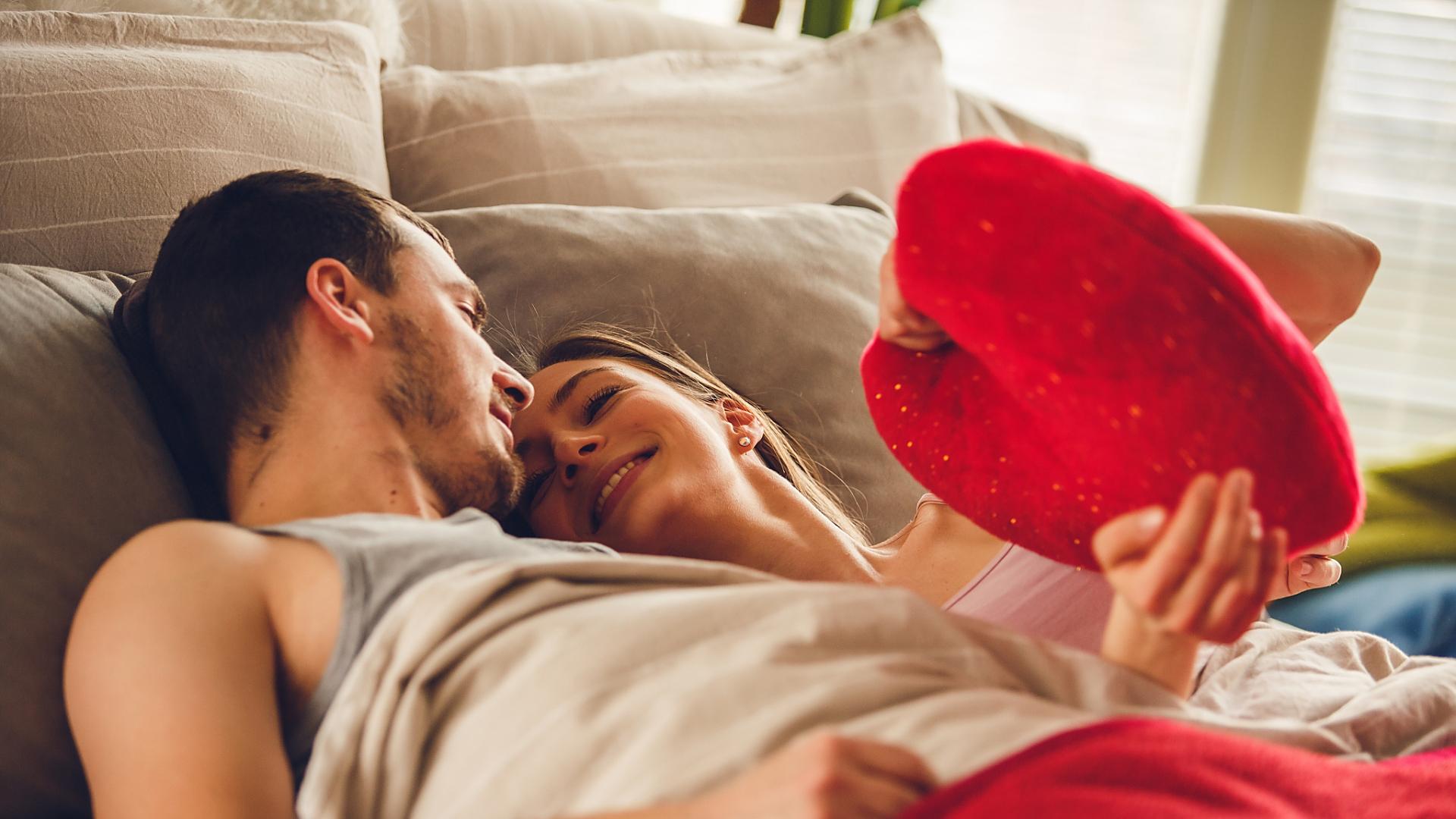 爱情测谎仪：女人真爱你的5个身体信号，第3个更准！