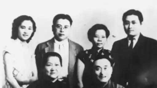 他曾任国务院副总理，5个儿子都是栋梁，孙子官至全国政协副主席