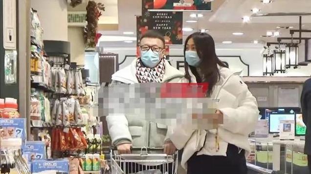 孙红雷陪妻子逛超市，穿情侣装又搂又抱好恩爱，结婚10年感情稳定