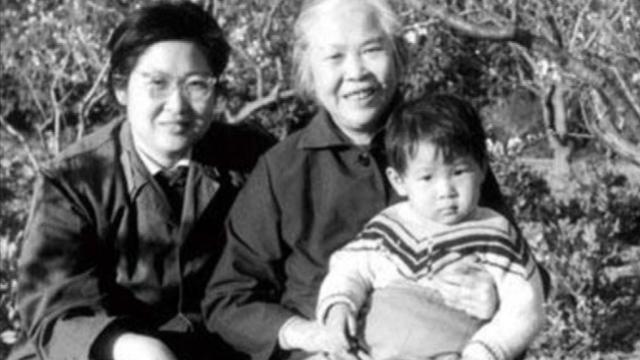 79年贺子珍秘密瞻仰毛主席遗体，伸手摸水晶棺，工作人员：不能碰