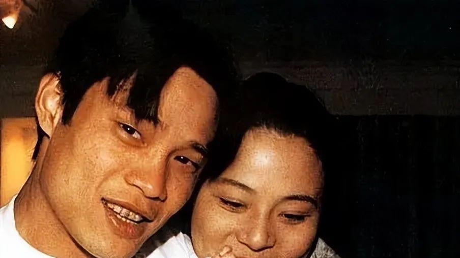 范志毅带小17岁娇妻外出，女方惊艳美到发光，夫妻被误认为是父女
