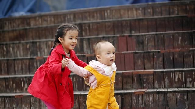 姐弟俩在家门口玩，弟弟差点被抱走，我们敢不敢让孩子独立