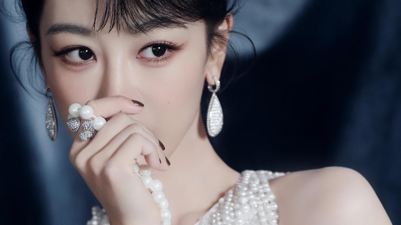 杨紫珍珠裙庆生大片释出，温润光影演绎东方赫本风