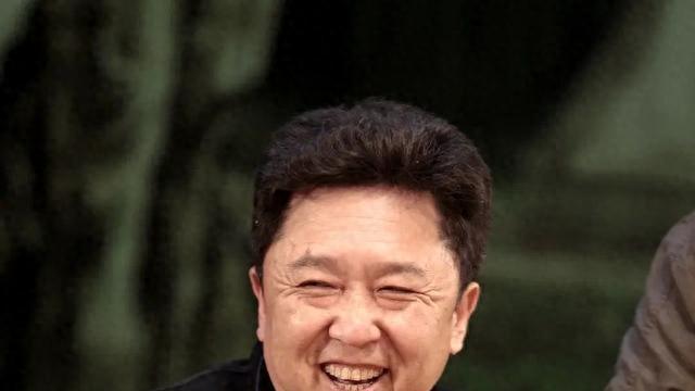 泉城笑到震动！郭德纲于谦济南专场梗不断，观众举"酒壶灯牌"应援