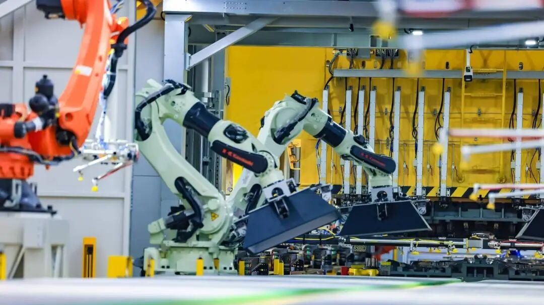 【今日智造2025.12.11】“端到端”掀起智造革命，工业大脑迈入自主决策时代