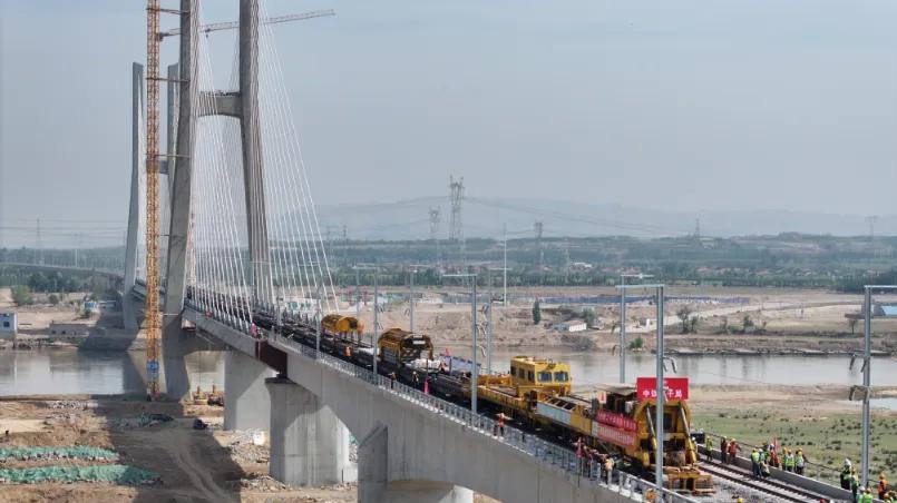 包银高铁内蒙古段全线轨通！西北进京大动脉取得决定性进展！