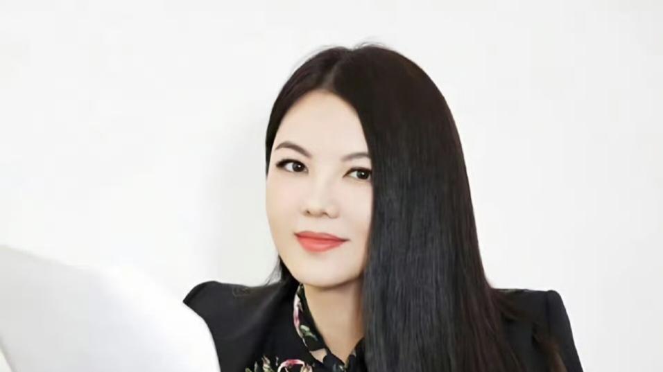 网红模仿李湘富态造型引争议，她微笑晒瘦照回击，财富底气成焦点