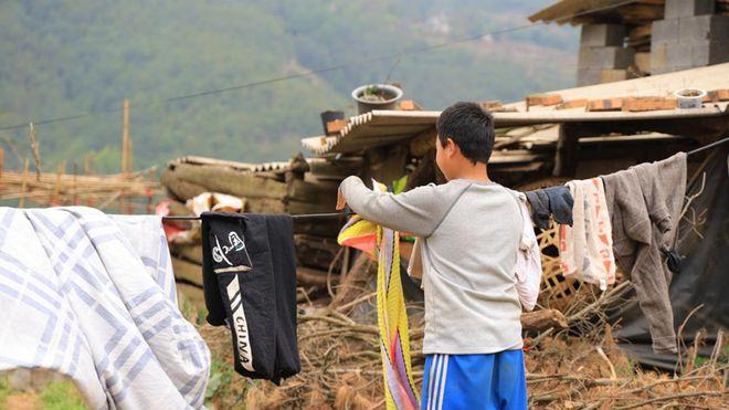 民警突然到访，让老人接回去世的儿子，男孩爸爸刚走妈妈又离家