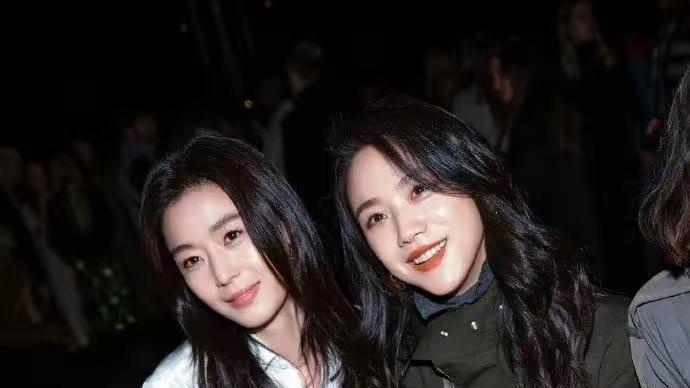 看全智贤和汤唯的合影，才知道她今天的争议，早在10年前就有伏笔
