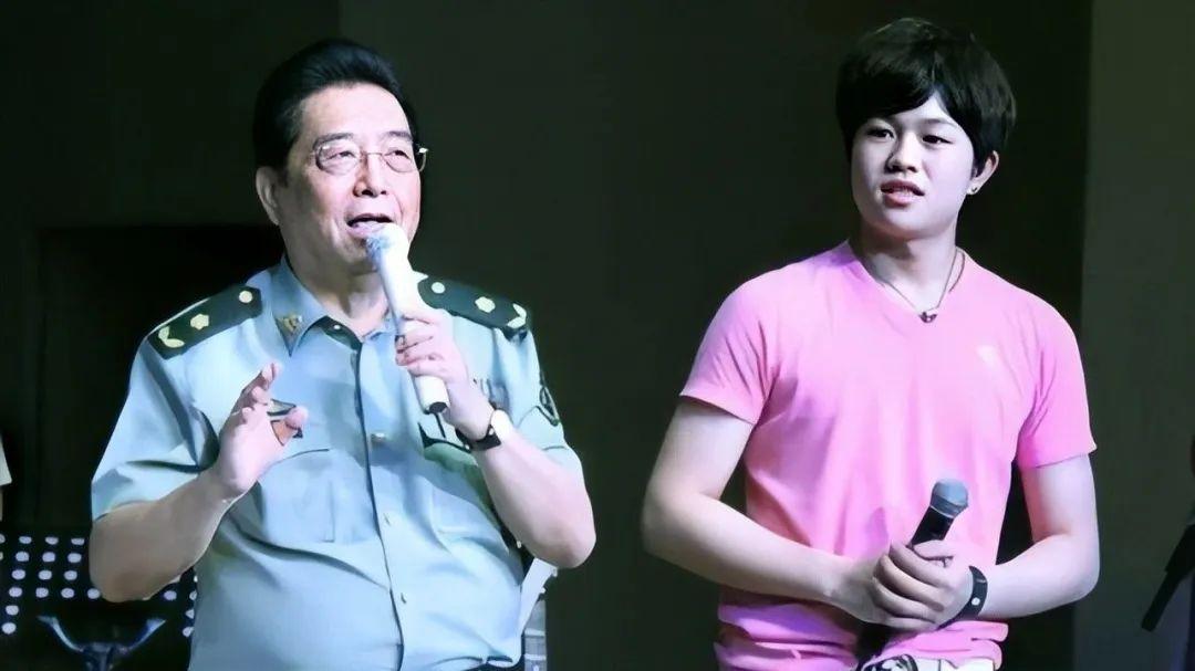 李双江与大儿子合照，83岁的他精神矍铄，56岁李贺低调帅气