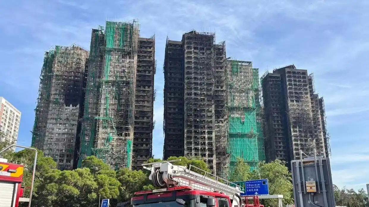 香港宏福苑五级大火，无人机为何“在场”却“缺席”灭火？